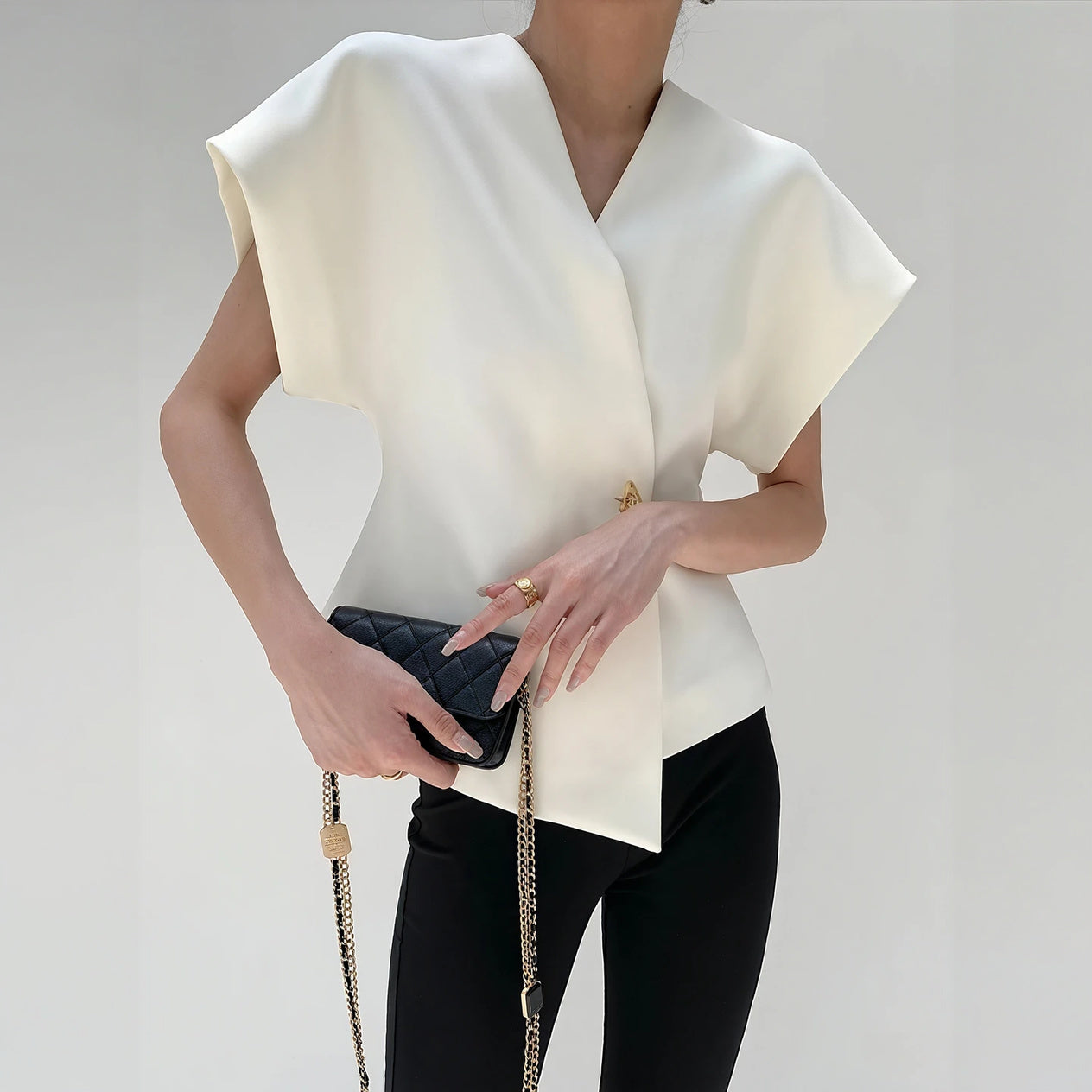 Yvonne | Blúzka Chic Štruktúrovaná – Asymetrický a Moderný Dizajn