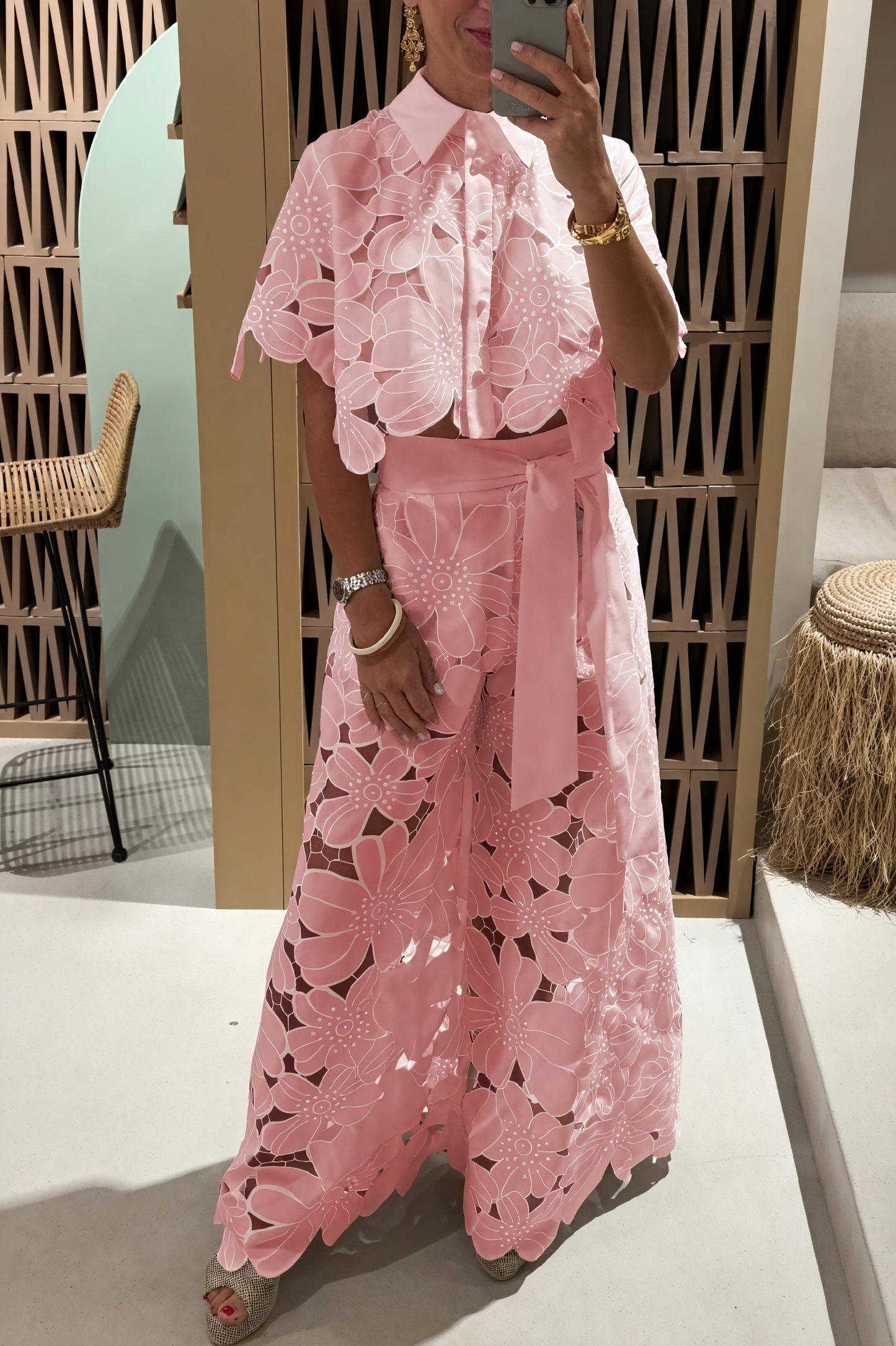 Tricia | Ensemble Brodée – Elegantná kvetinová a štruktúrovaná sukňa