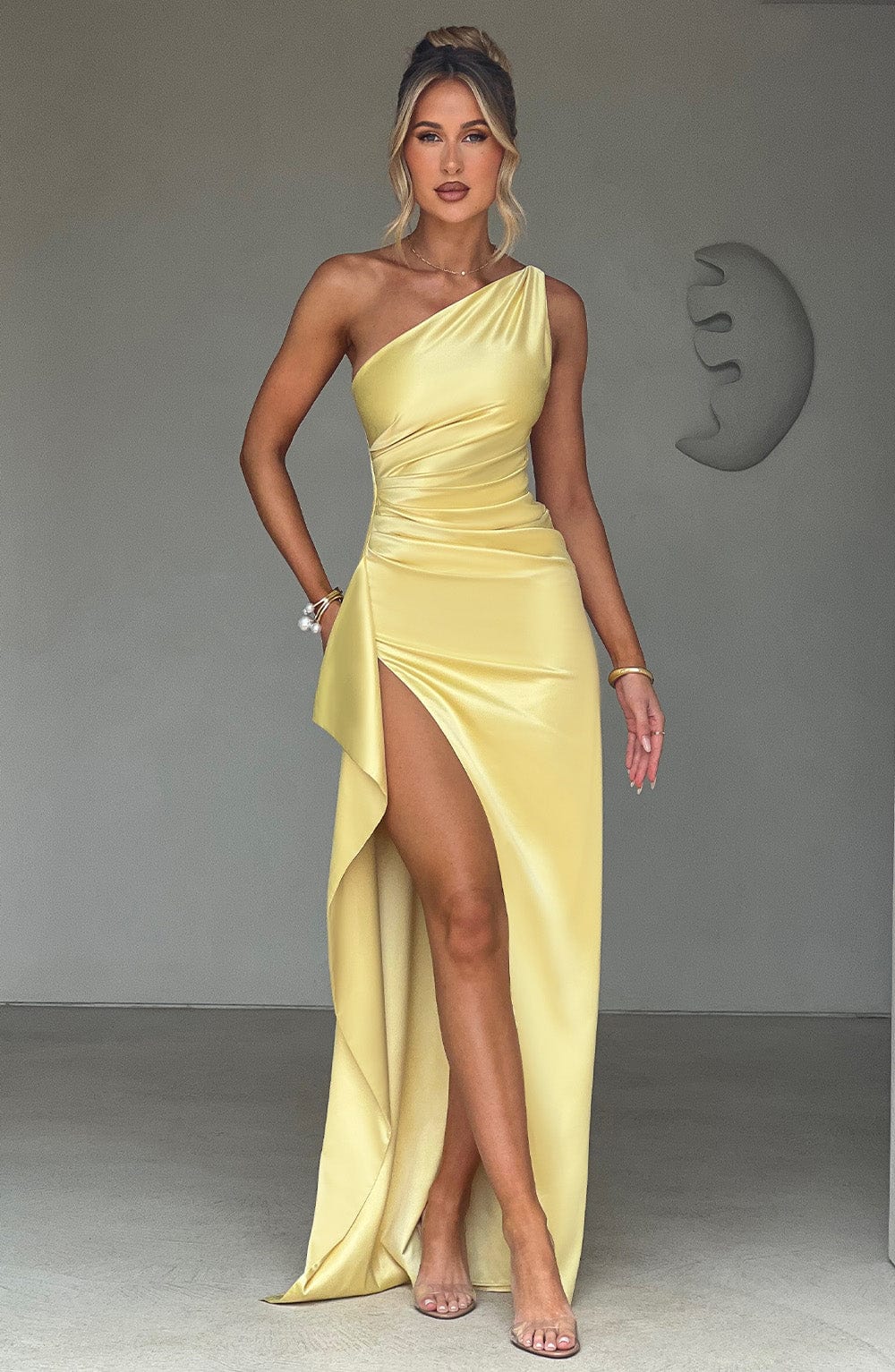 Lucienne | Rochie de seară – Glamour asumat și curbe subliminate 