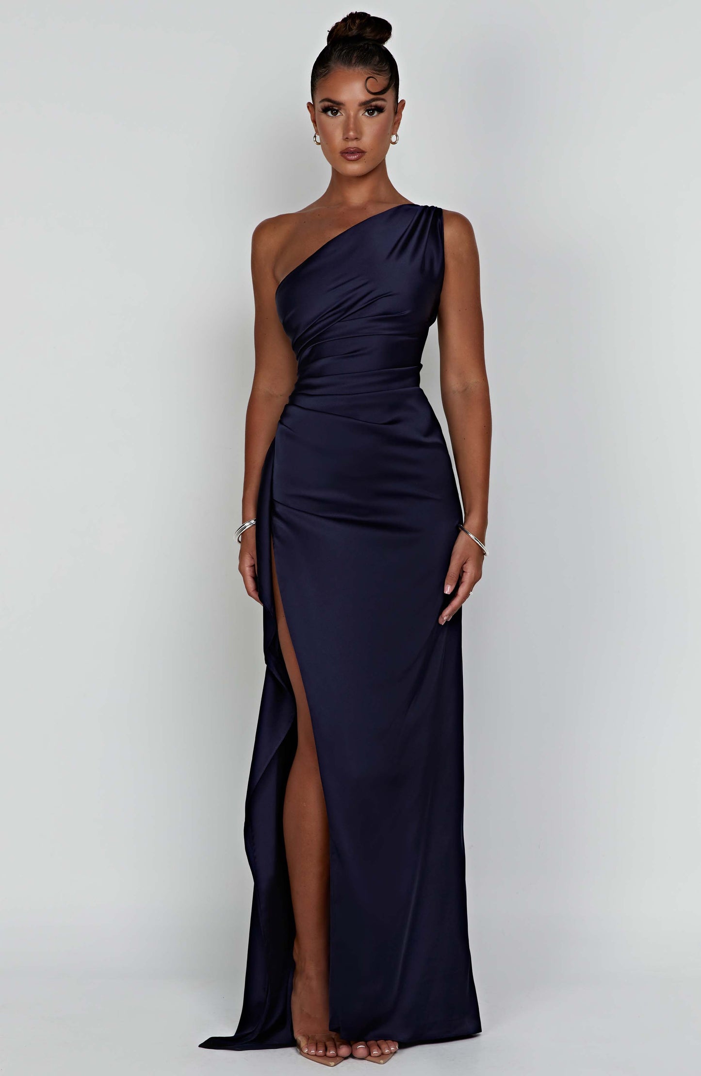 Lucienne | Rochie de seară – Glamour asumat și curbe subliminate 