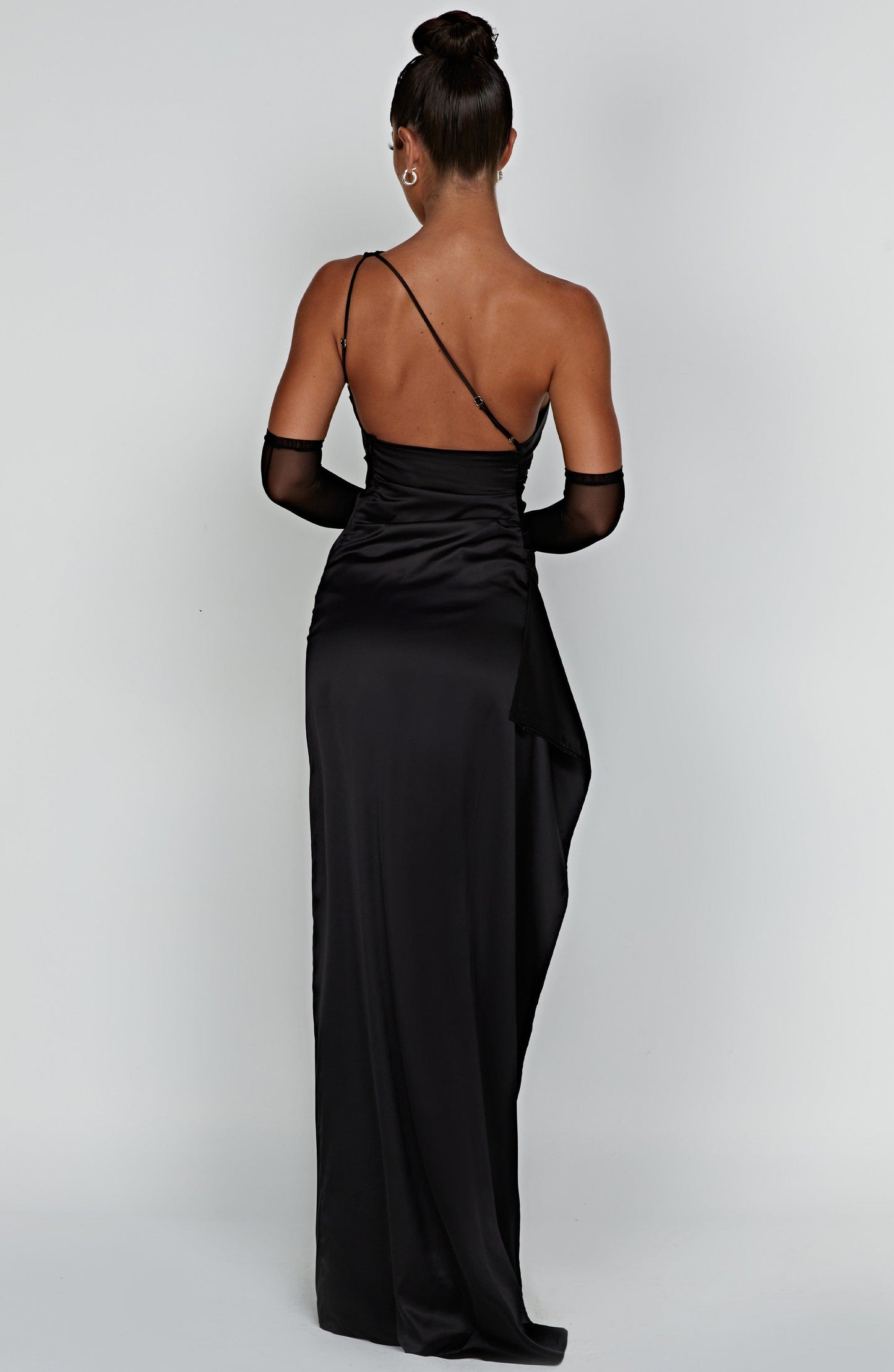 Lucienne | Rochie de seară – Glamour asumat și curbe subliminate 