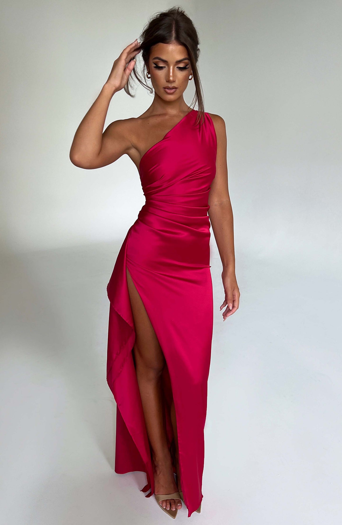 Lucienne | Rochie de seară – Glamour asumat și curbe subliminate 