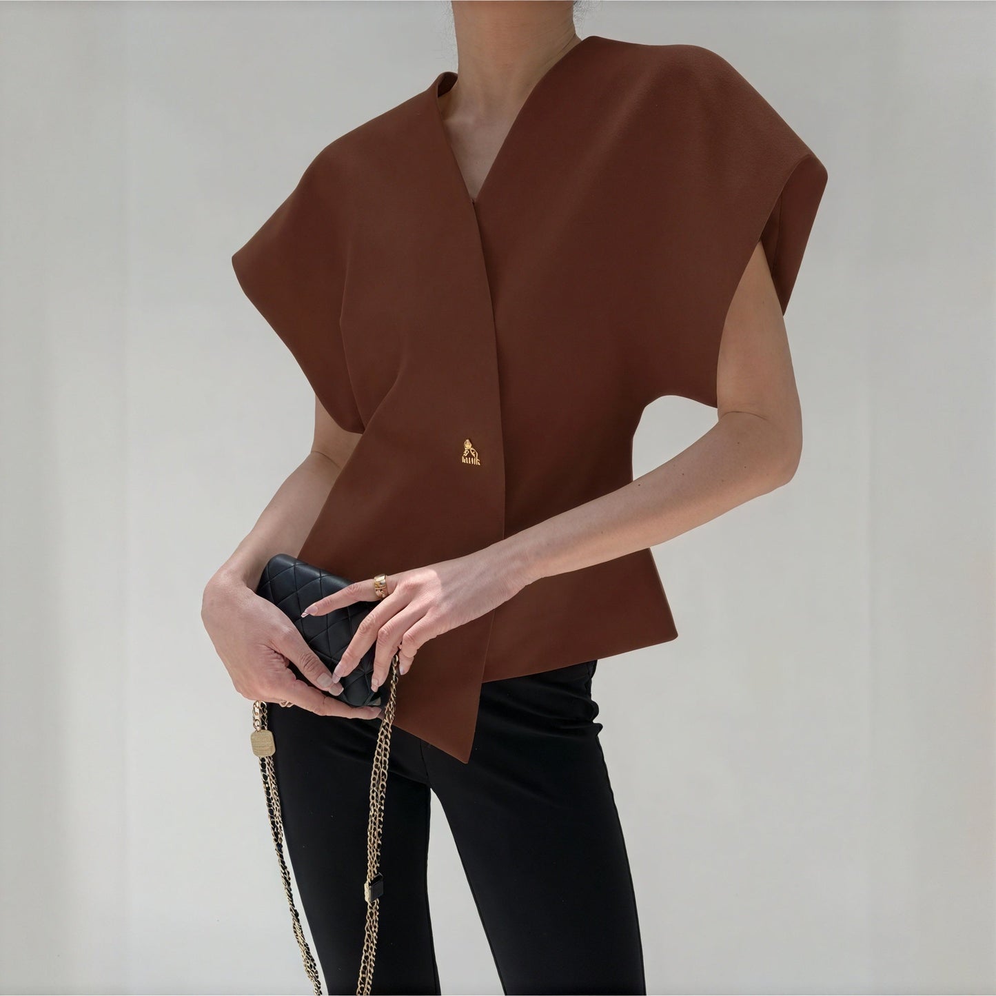 إيفون | بلوزة أنيقة مُهيكلة – تصميم غير متساوي وعصري 